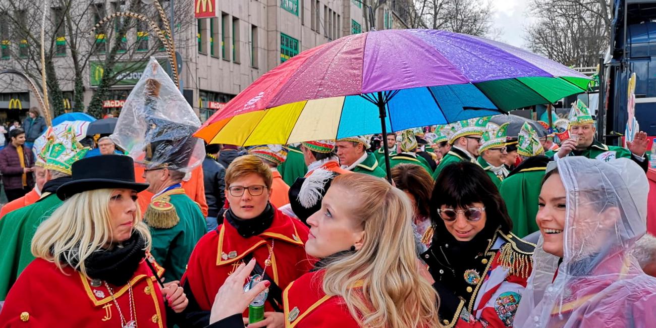 Teilnehmer stehen nach der Absage des Rosenmontagszugs in Fulda zusammen