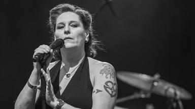 Brandenburg, Neuhardenberg: Zum 20-jährigen Bestehen der Stiftung Schloss Neuhardenberg steht die Sängerin AnNa R. (Andrea Neuenhofen), bei dem Konzert "Pankow und Gäste" auf der Bühne im Schlosspark.