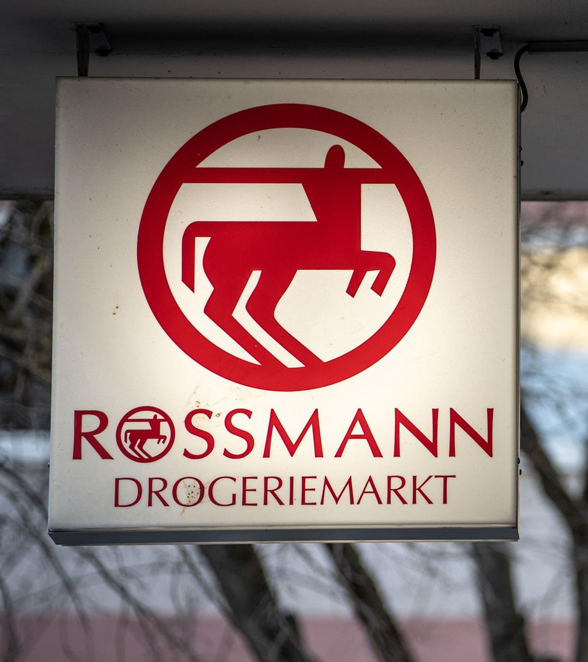 Eine Leuchttafel mit dem Firmenlogo hängt an eine Filiale der Drogeriemarktkette Rossmann in der Mainzer Innenstadt. 