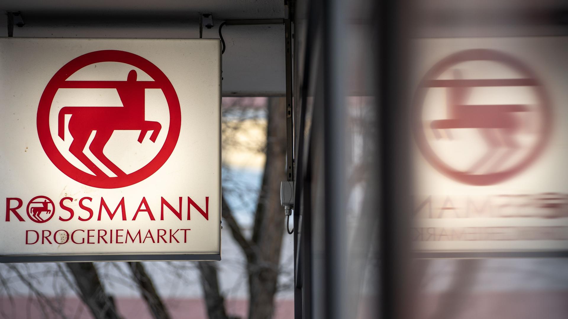 Eine Leuchttafel mit dem Firmenlogo hängt an eine Filiale der Drogeriemarktkette Rossmann in der Mainzer Innenstadt. 