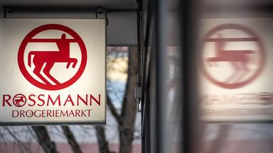 Eine Leuchttafel mit dem Firmenlogo hängt an eine Filiale der Drogeriemarktkette Rossmann in der Mainzer Innenstadt. 