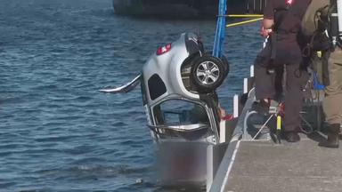 Ein Auto wird am Rostocker Hafen aus dem Becken gezogen
