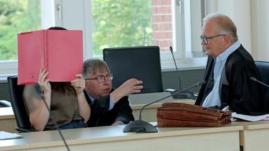 Die Angeklagte (l-r), Andreas Ohm, Anwalt, und Thomas Löcker, Anwalt im Saal des Landgerichts.