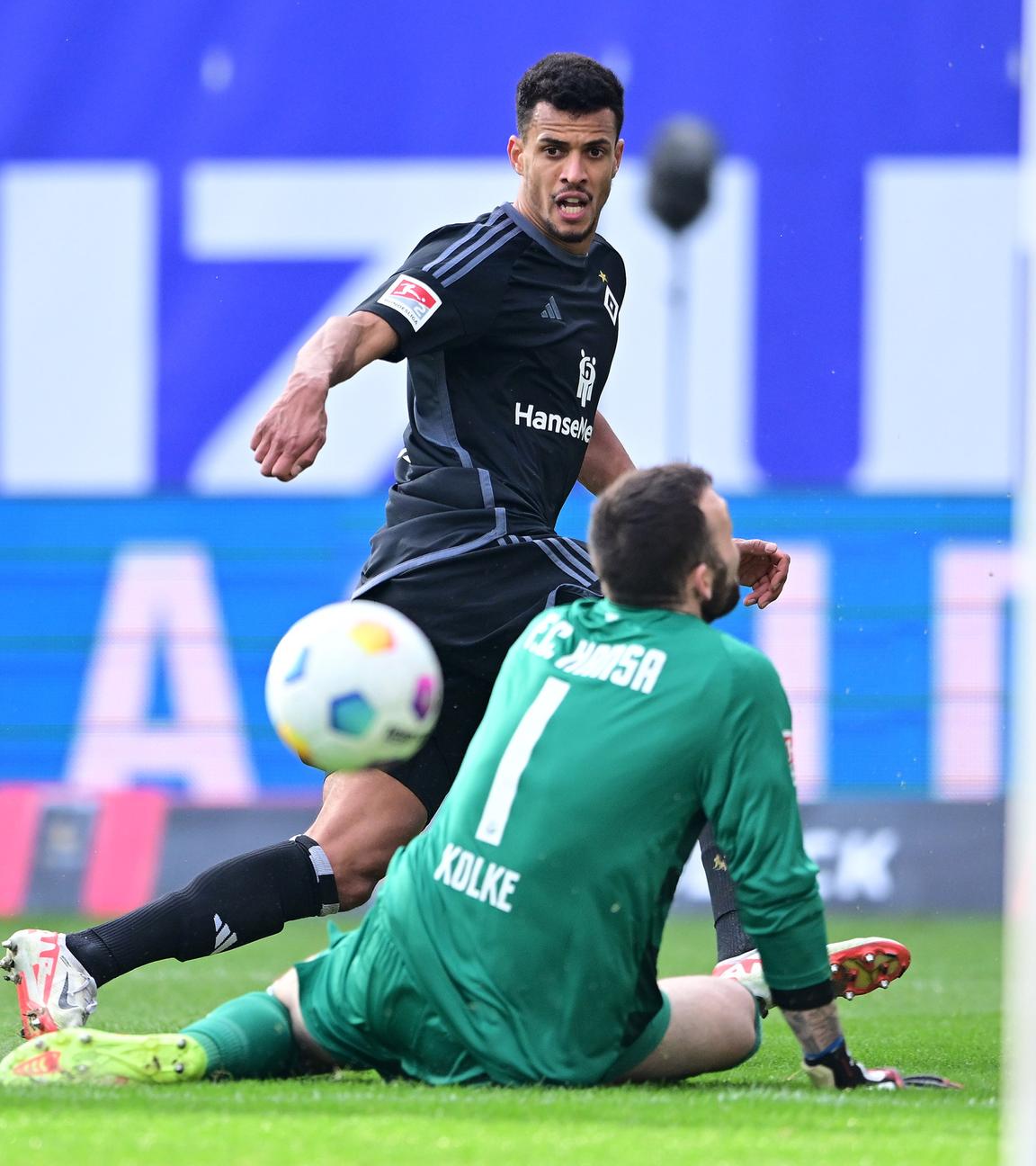 v.l. Robert Glatzel (HSV), Torwart Markus Kolke (Rostock)