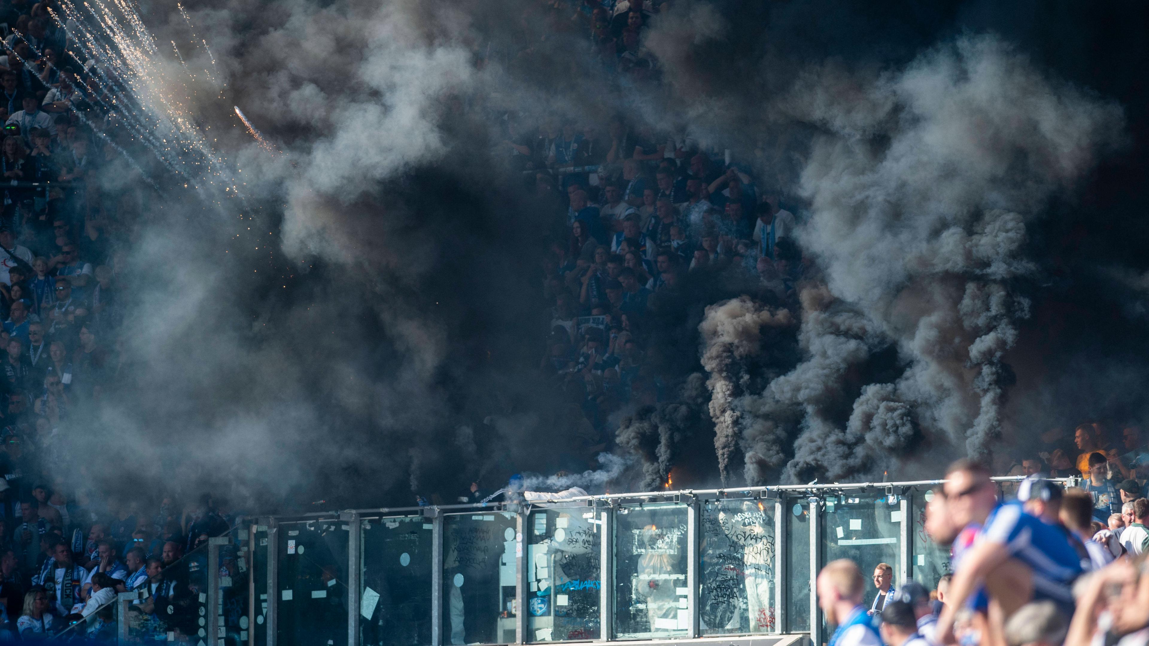 Schwarzer Rauch ist über der Südtribüne zu sehen nachdem Fans Feuerwerk und Böller geworfen haben.