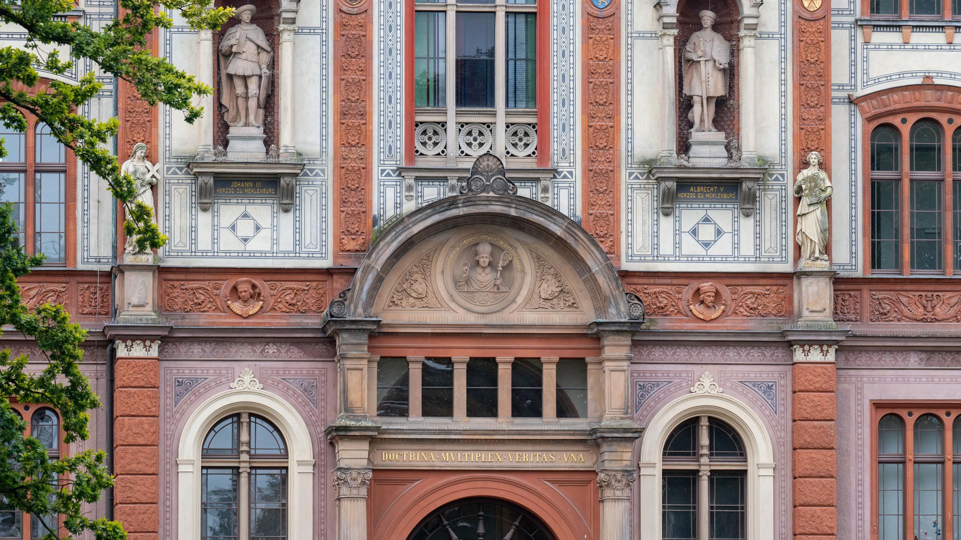 Das Hauptgebäude der Universität am Universitätsplatz in Rostock.