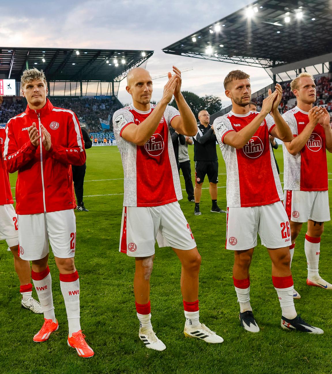 3. Liga, 1. Spieltag, Rot-Weiss Essen - TSV 1860 München: Die Spieler von Rot-Weiss Essen bedanken sich bei den Fans.
