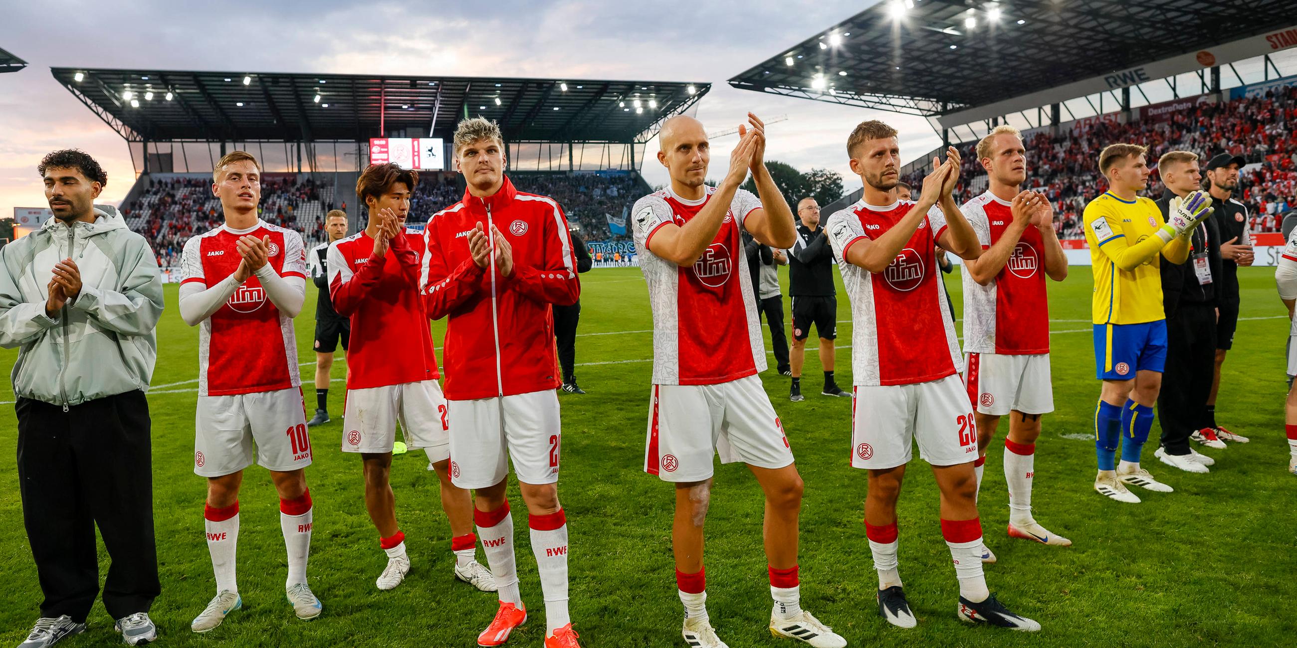 3. Liga, 1. Spieltag, Rot-Weiss Essen - TSV 1860 München: Die Spieler von Rot-Weiss Essen bedanken sich bei den Fans.
