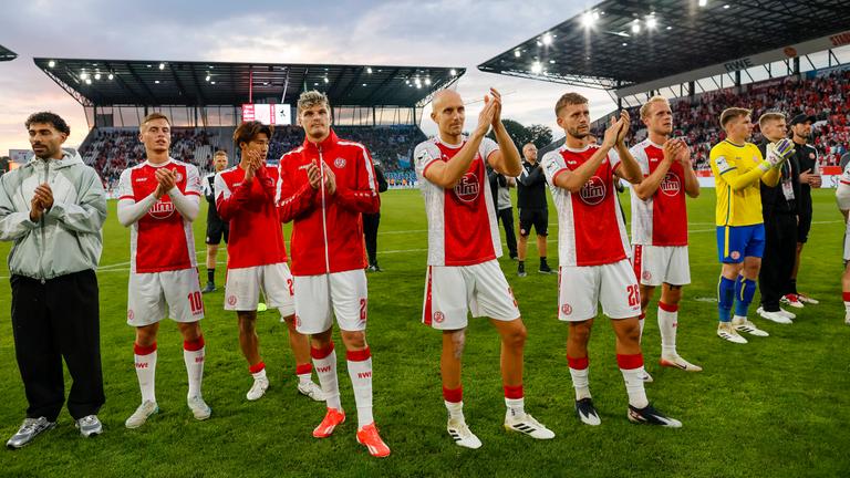 3. Liga, 1. Spieltag, Rot-Weiss Essen - TSV 1860 München: Die Spieler von Rot-Weiss Essen bedanken sich bei den Fans.