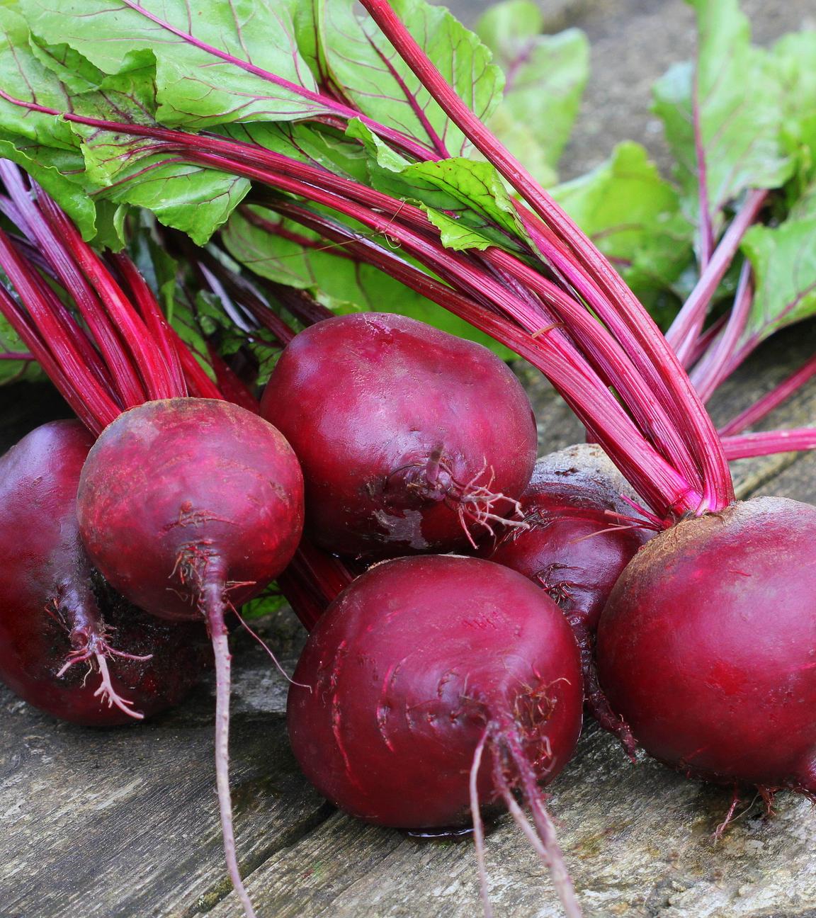 Rote-Bete-Knollen auf einem Holztisch