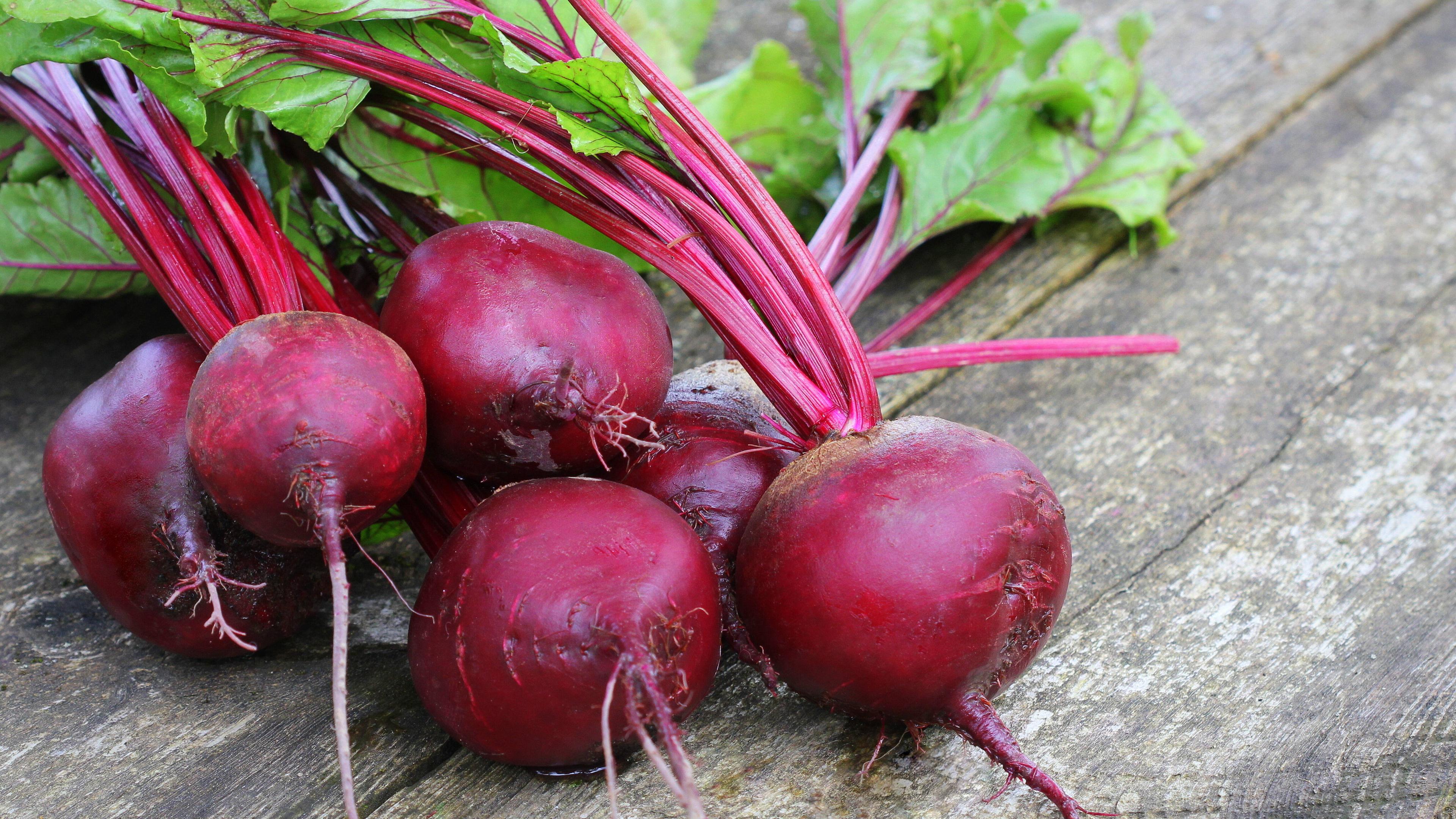 Rote-Bete-Knollen auf einem Holztisch