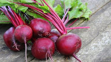 Rote-Bete-Knollen auf einem Holztisch