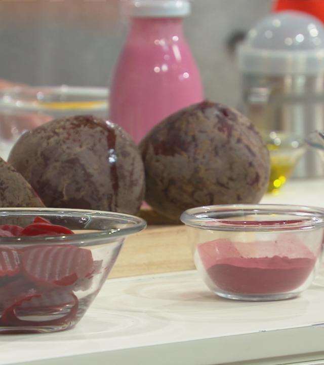 Rote Bete in drei verschiedenen Schalen und Viskusitäten auf einem Tisch