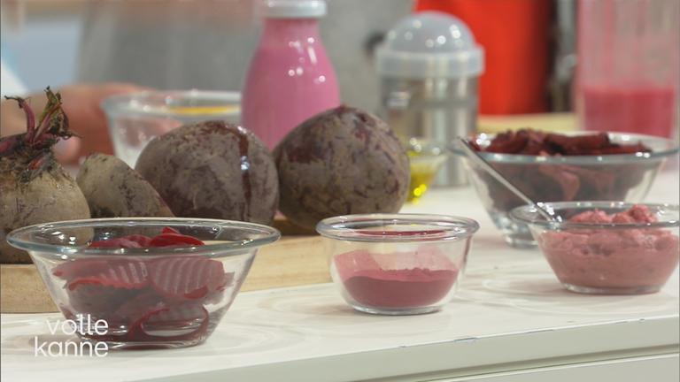 Rote Bete in drei verschiedenen Schalen und Viskusitäten auf einem Tisch