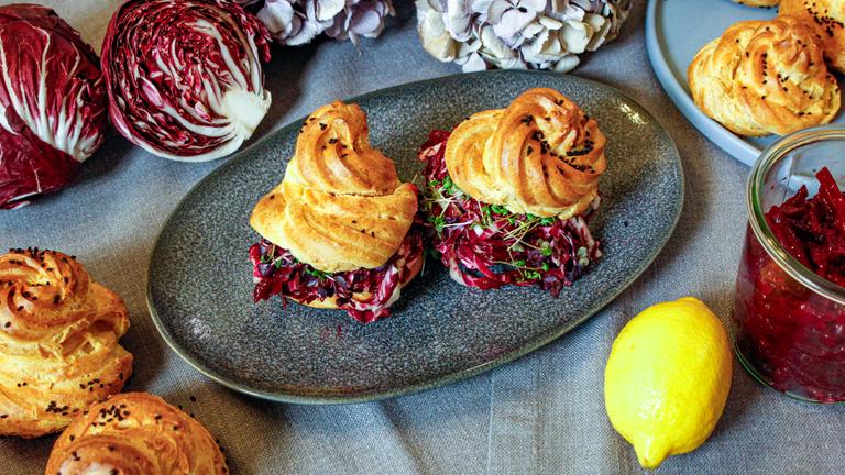 Rote Bete-Windbeutel mit Ziegenkäsecreme