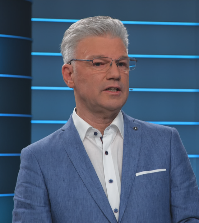 ZDF-Korrespondent Christoph Schneider im ZDFheute live Studio. Er trägt ein hellblaues Sakko und ein weißes Hemd.