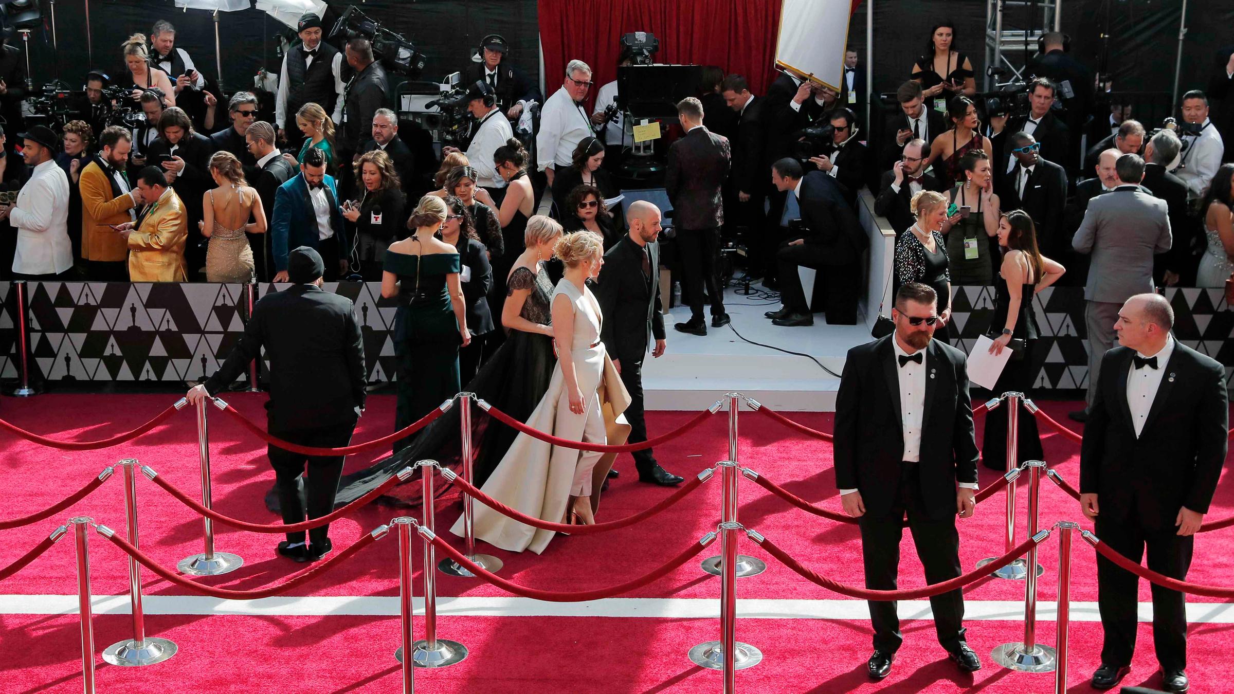 Die Stars gehen über den roten Teppich