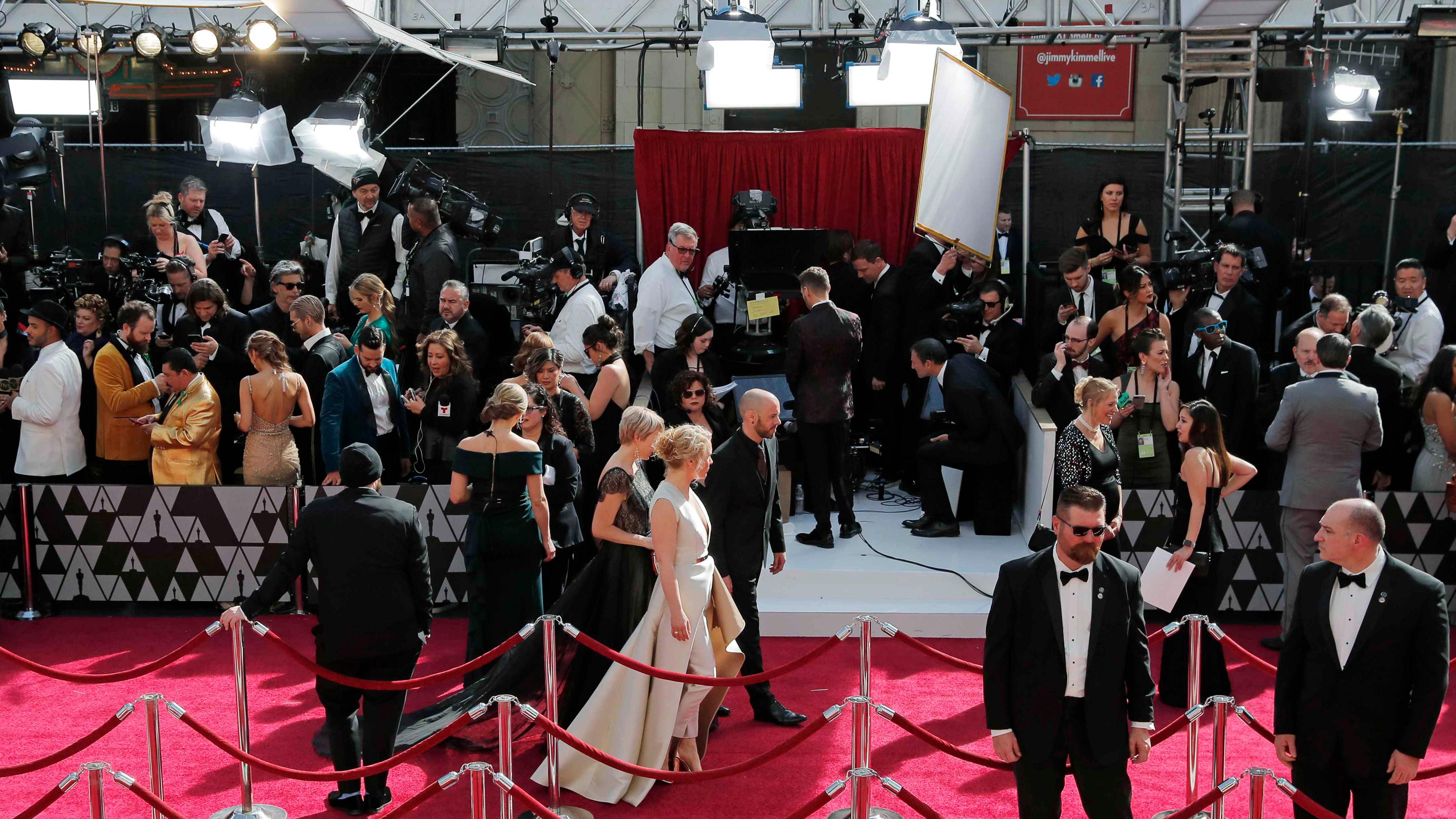 Die Stars gehen über den roten Teppich