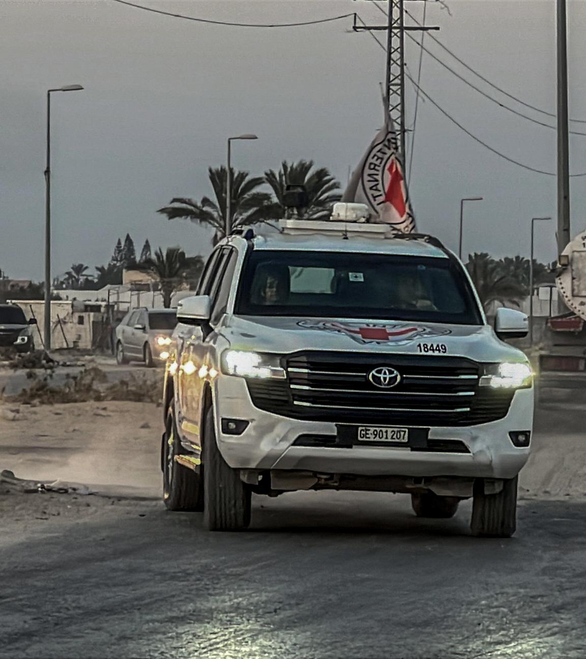 Fahrzeuge des Roten Kreuzes in der Dämmerung