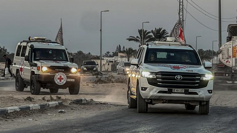 Fahrzeuge des Roten Kreuzes in der Dämmerung