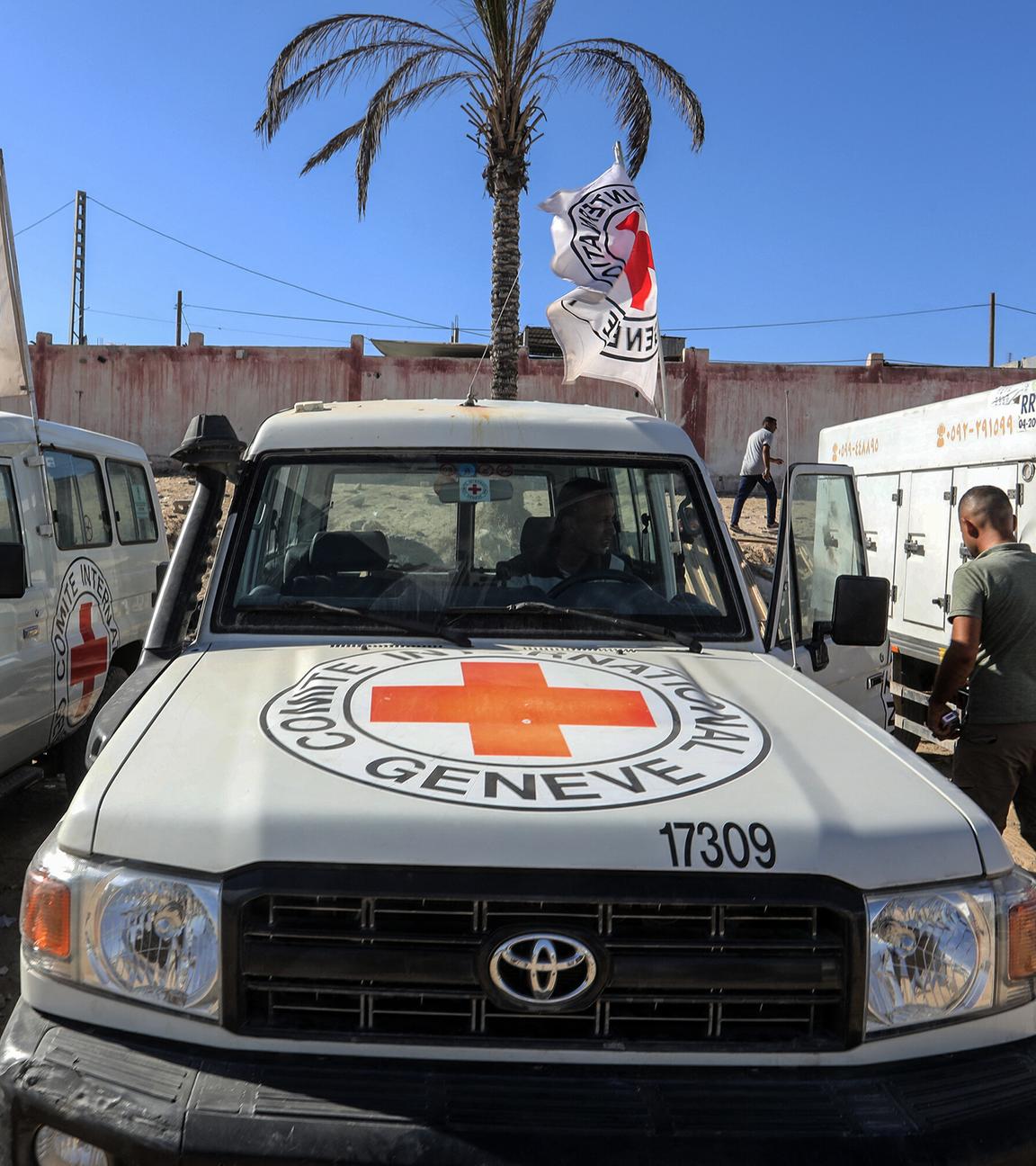 Zwei Fahrzeuge des Internationalen Komitees vom Roten Kreuz im Gazastreifen