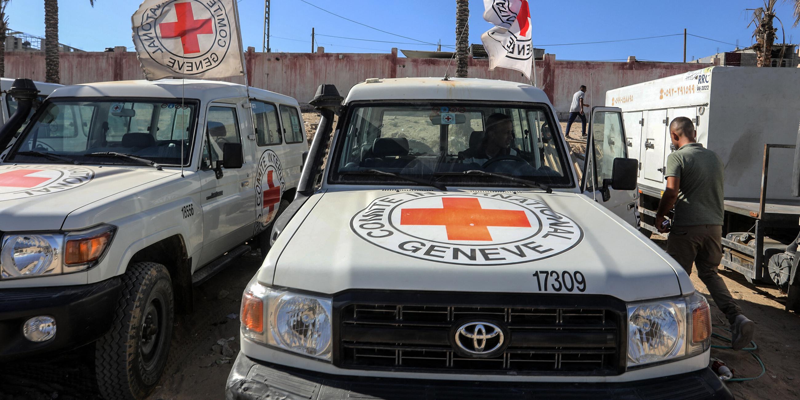 Zwei Fahrzeuge des Internationalen Komitees vom Roten Kreuz im Gazastreifen