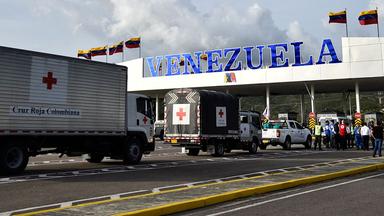 Fahrzeuge des Kolumbianischen Roten Kreuzes transportieren am 26. Juni 2026 über die Atanasio-Girardot-Brücke an der Grenze zu Venezuela in Cúcuta humanitäre Hilfsgüter.