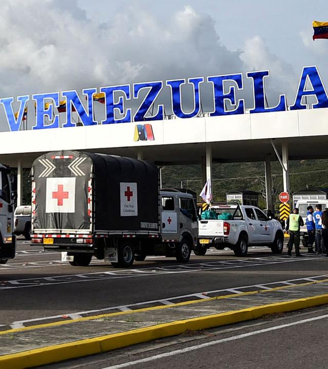 Fahrzeuge des Kolumbianischen Roten Kreuzes transportieren am 26. Juni 2026 über die Atanasio-Girardot-Brücke an der Grenze zu Venezuela in Cúcuta humanitäre Hilfsgüter.