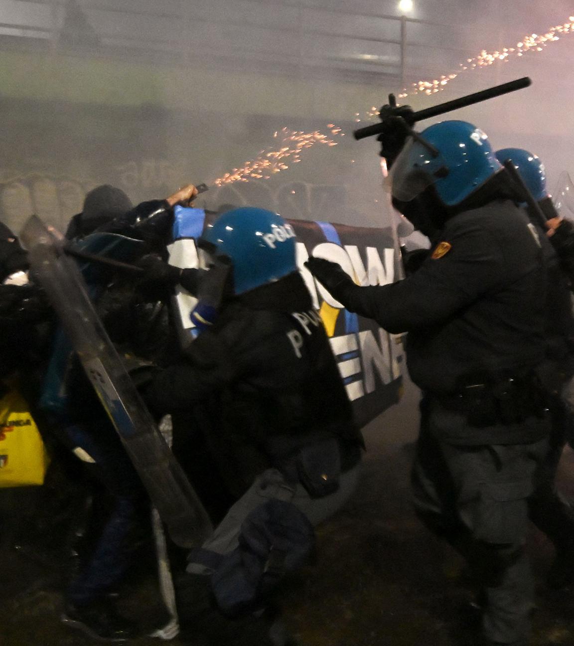Proteste gegen die Milano-Cortina 2026 Winterspiele: Demonstranten zünden Feuerwerk gegen Polizisten in Mailand.