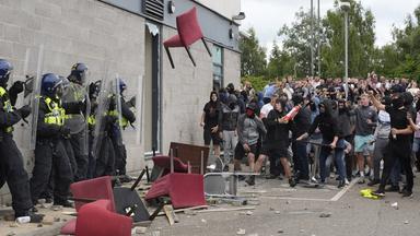 Demonstranten werfen Stuhl auf Polizisten in Rotherham