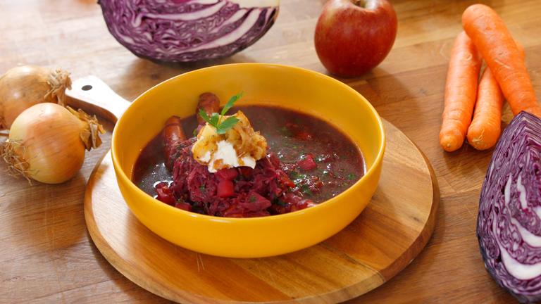 Rotkohleintopf mit Käsekrainern 