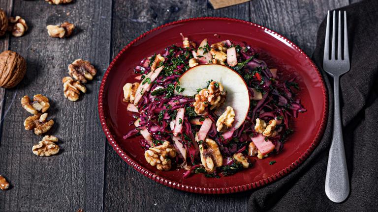 Apfel-Rotkohlsalat mit Grünkohlchips