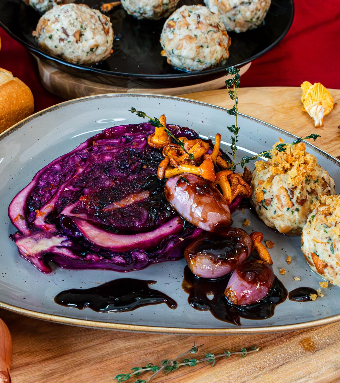 Rotkohlsteak mit Pfifferling-Semmelknödel