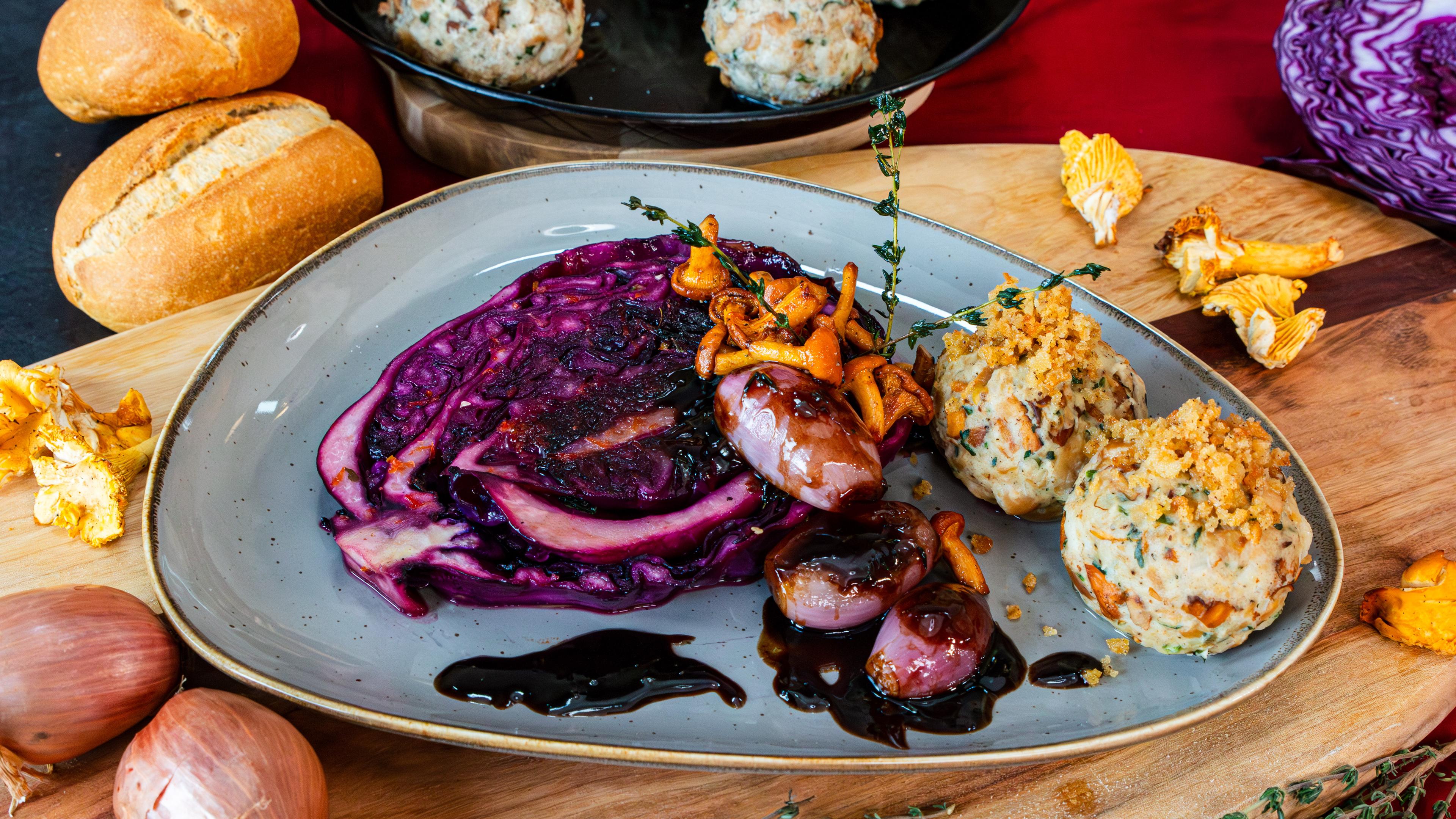 Rotkohlsteak mit Pfifferling-Semmelknödel