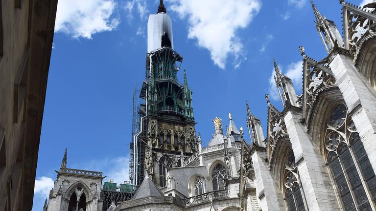 Feuer im Turm der Kathedrale von Rouen