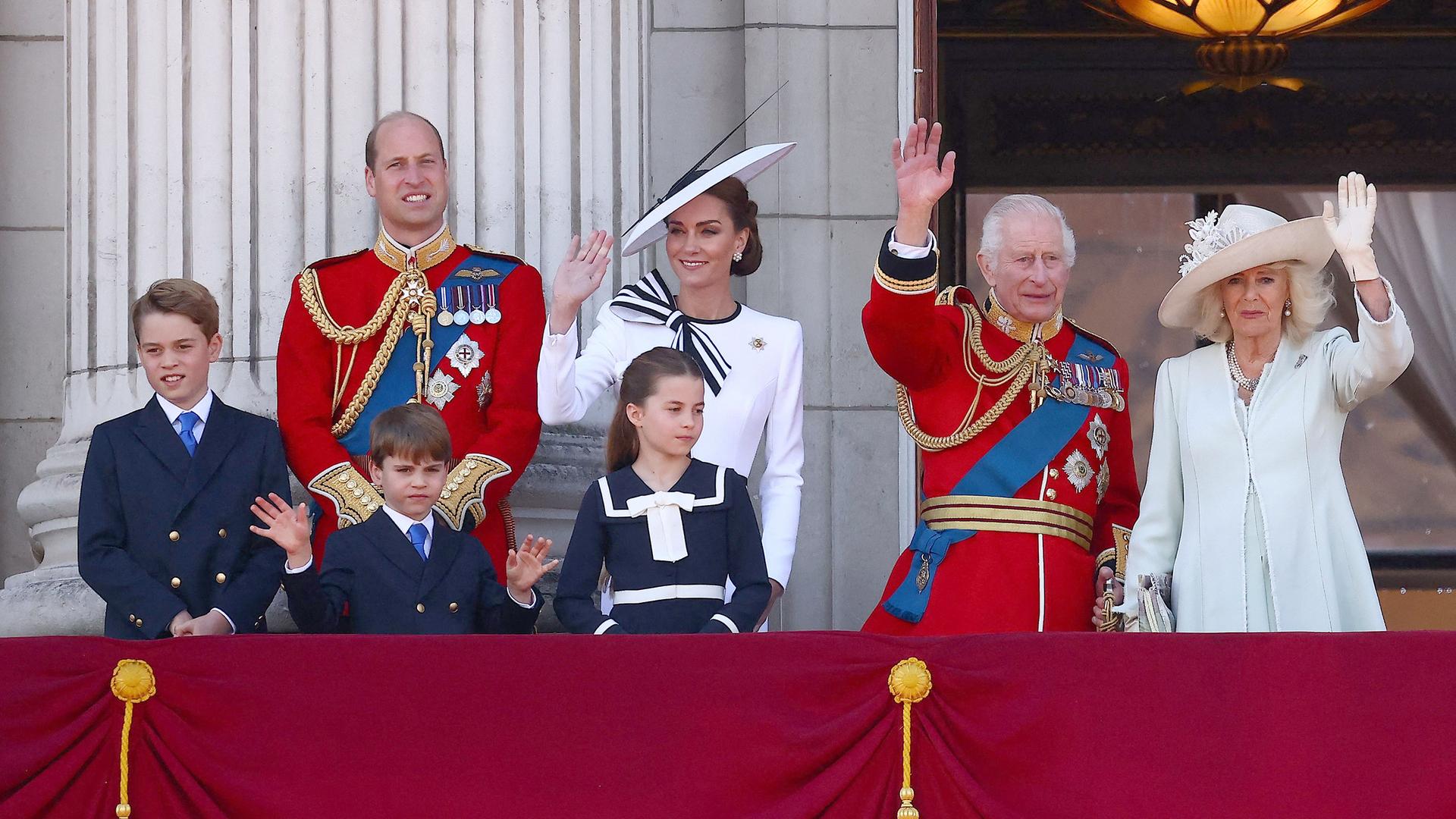 Die königliche Familie Großbritanniens auf dem Balkon des Buckingham Palastes