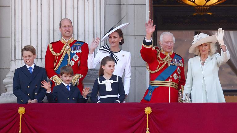 Die königliche Familie Großbritanniens auf dem Balkon des Buckingham Palastes