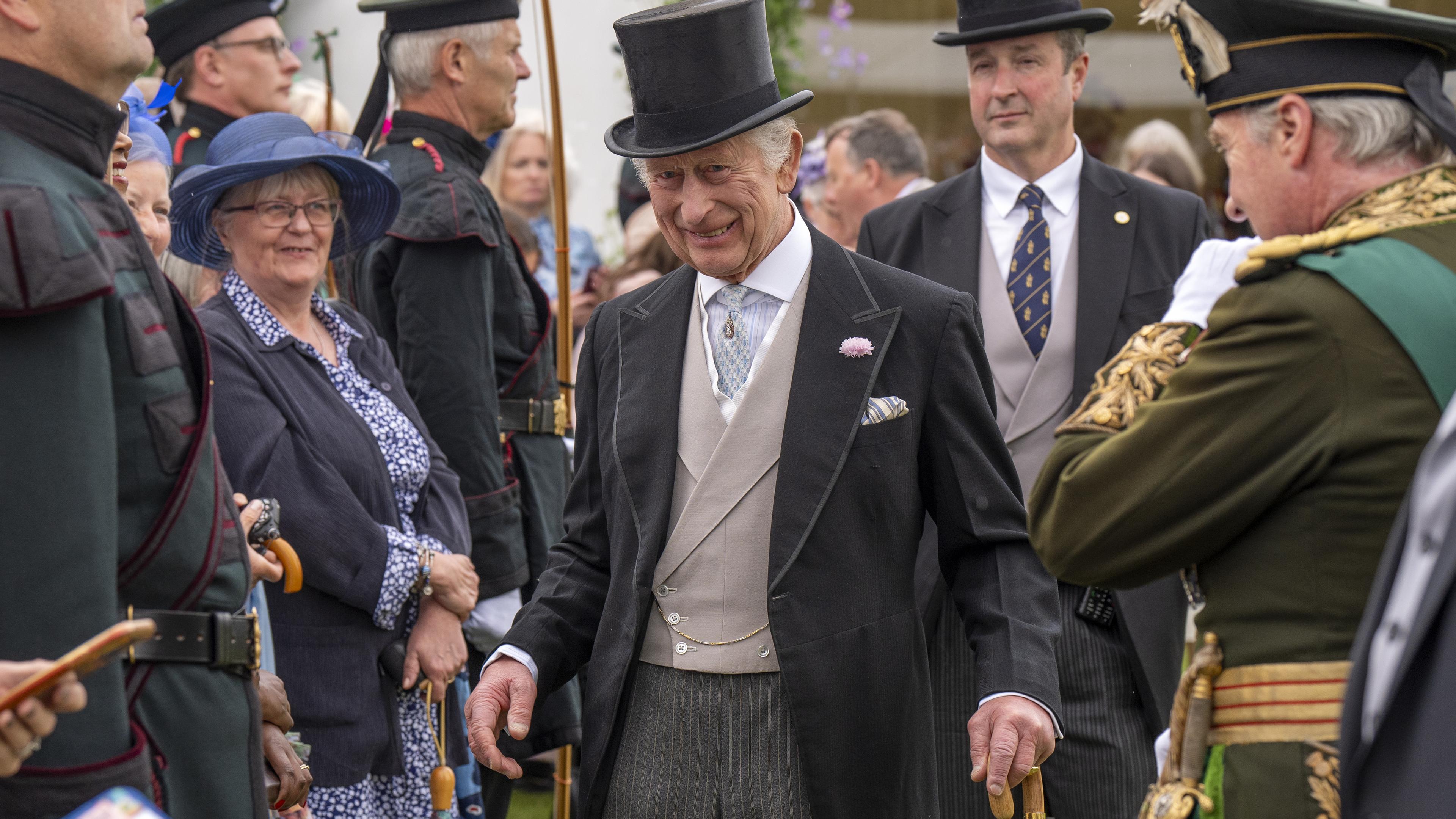 König Charles trifft in Schottland ein