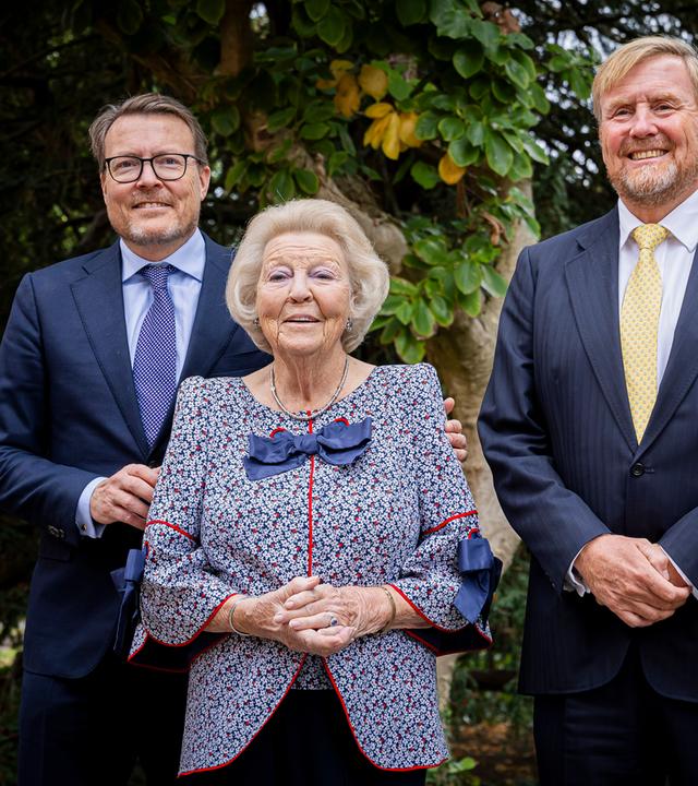Auf dem Bild zu sehen sind: König Willem-Alexander, Prinzessin Beatrix und Prinz Constantijn, die in Hitzacker die Königslinde neu gepflanzt und die Oranier-Route besucht haben. Anlass war der 100. Geburtstag von Prinz Claus.