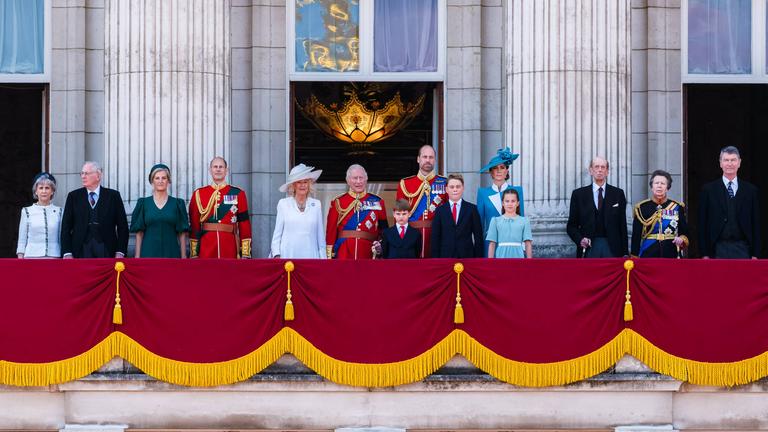 Mitglieder des britischen Königshauses auf dem Balkon des Buckingham-Palst. Alle sind festlich gekleidet.