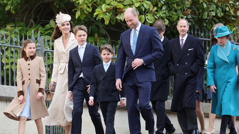 Mitglieder der britischen Königsfamilie treffen am 5. April 2026 zum Ostersonntagsgottesdienst auf Schloss Windsor ein.