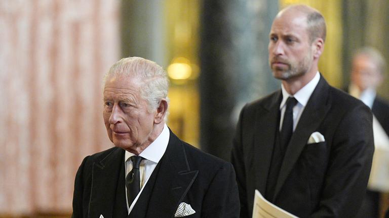 König Charles III und Prinz William in der Westminster Cathedral