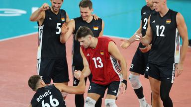 Ruben Schott hilft seinem Teamkollegen auf die Beine. Die anderen vier Spieler des deutschen Teams stehen um sie herum, um sich abzuklatschen