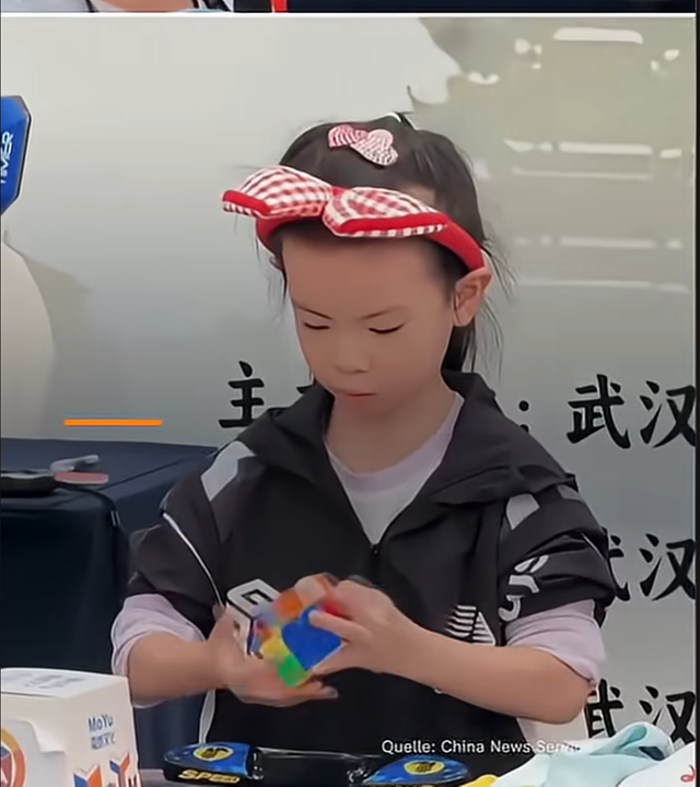 Den Rekord im 3x3x3-Rubik’s-Cube hält jetzt eine Sechsjährige: Lian Yunzhi aus China ist mit einer Durchschnittszeit von 4,27 Sekunden die schnellste weibliche Person.