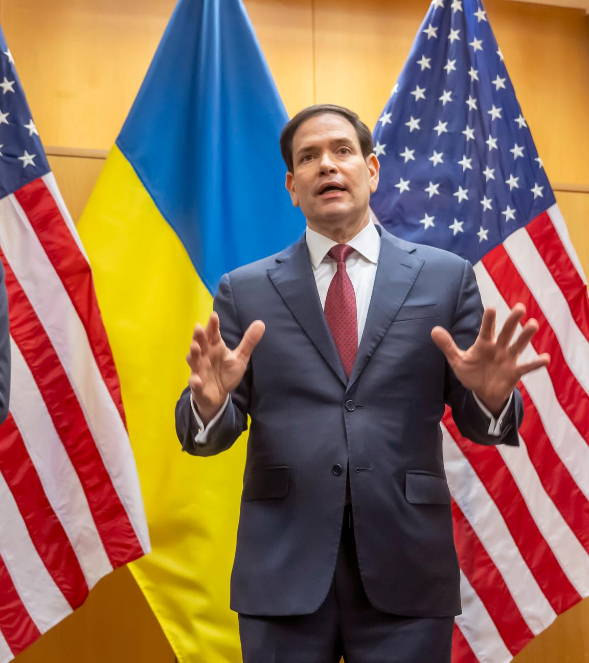 Andrij Jermak (l), Leiter des Präsidialamts der Ukraine, und US-Außenminister Marco Rubio sprechen mit Journalisten im Rahmen ihrer Konsultationen über den Trump-Friedensplan in der US-Vertretung in Genf. 