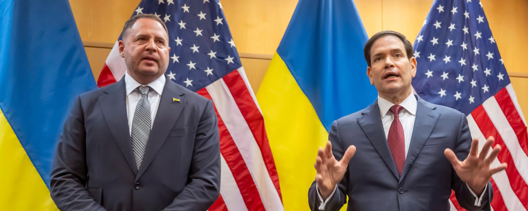 Andrij Jermak (l), Leiter des Präsidialamts der Ukraine, und US-Außenminister Marco Rubio sprechen mit Journalisten im Rahmen ihrer Konsultationen über den Trump-Friedensplan in der US-Vertretung in Genf. 