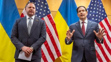Andrij Jermak (l), Leiter des Präsidialamts der Ukraine, und US-Außenminister Marco Rubio sprechen mit Journalisten im Rahmen ihrer Konsultationen über den Trump-Friedensplan in der US-Vertretung in Genf. 