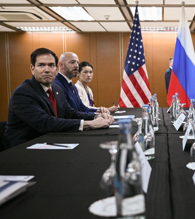 US-Außenminister Marco Rubio (l) und der russische Außenminister Sergej Lawrow (r) am Rande des Außenministertreffens der südostasiatischen Staatengemeinschaft Asean