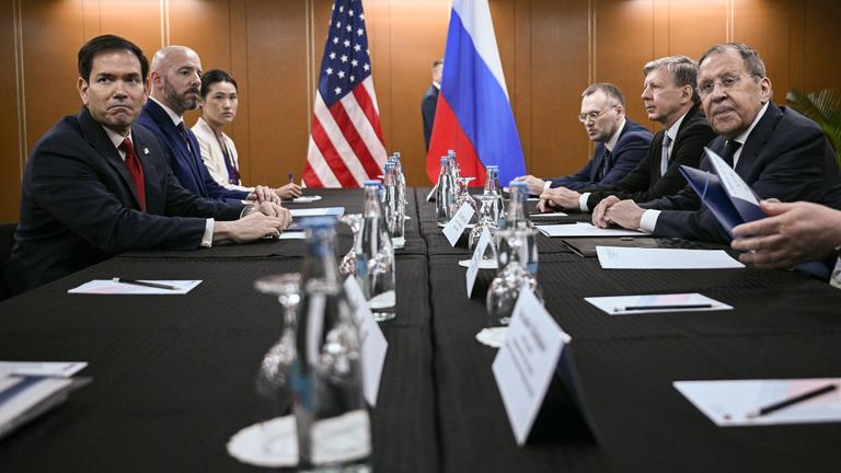 US-Außenminister Marco Rubio (l) und der russische Außenminister Sergej Lawrow (r) am Rande des Außenministertreffens der südostasiatischen Staatengemeinschaft Asean