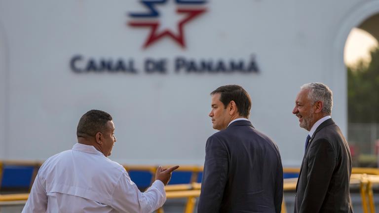 US-Außenminister Marco Rubio (M) und der Administrator der Panamakanalbehörde Ricuarte Vásquez (r) besichtigen die Miraflores-Schleusen am Panamakanal.